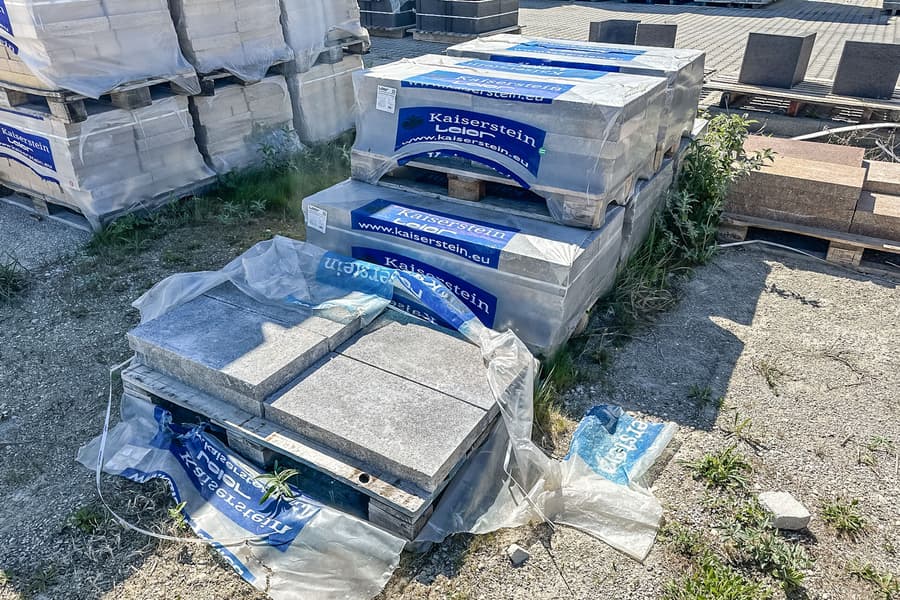 2 Paletten mit Mauerabdeckungen Kartäuser Rauchquarz, ca. 35 Stück